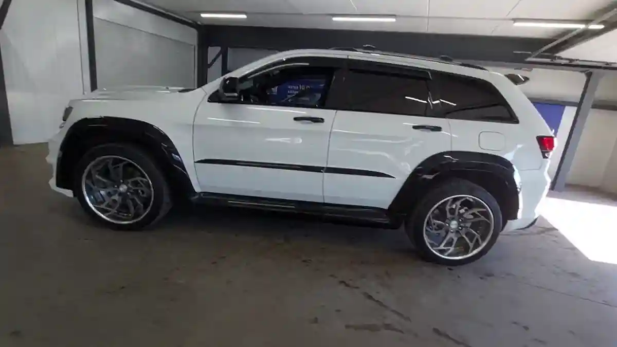 Jeep Grand Cherokee 2013 года за 13 000 000 тг. в Астана