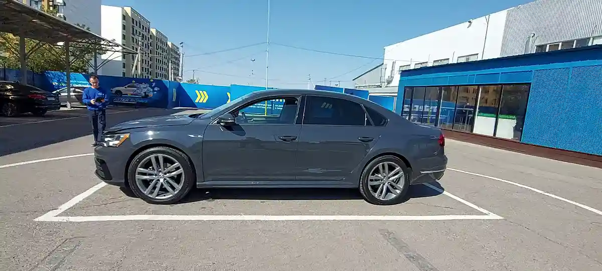 Volkswagen Passat 2019 года за 9 000 000 тг. в Алматы