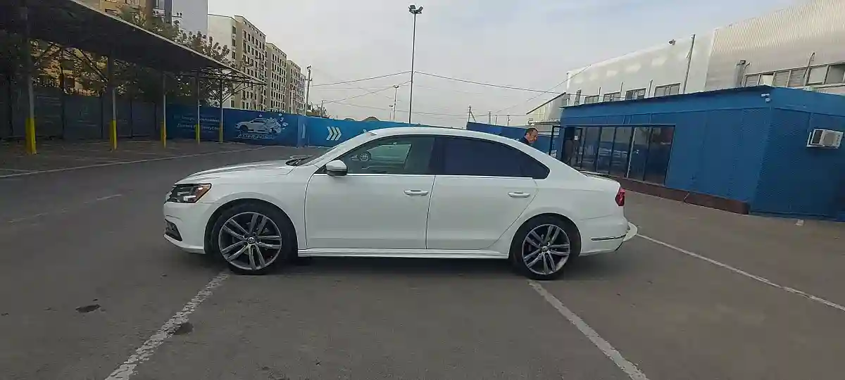 Volkswagen Passat 2018 года за 7 500 000 тг. в Алматы