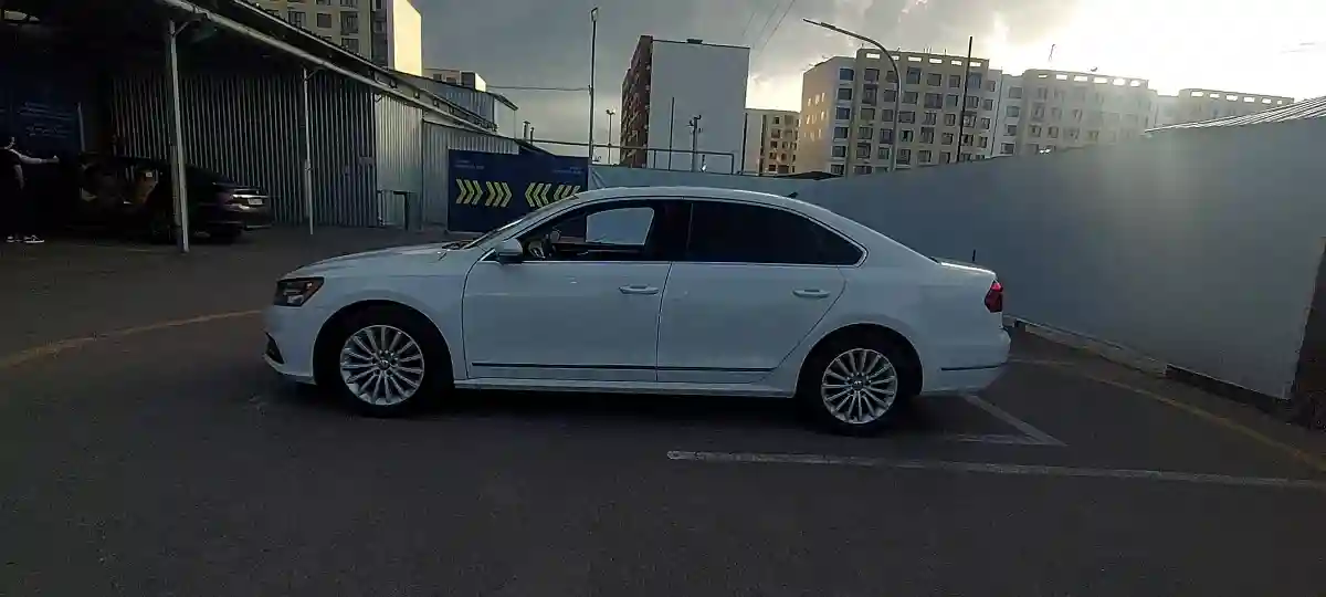 Volkswagen Passat 2017 года за 8 000 000 тг. в Алматы