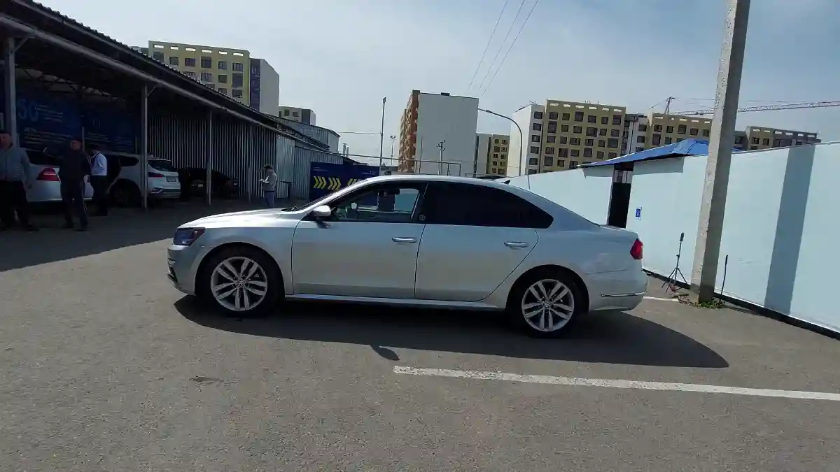 Volkswagen Passat 2018 года за 9 000 000 тг. в Алматы