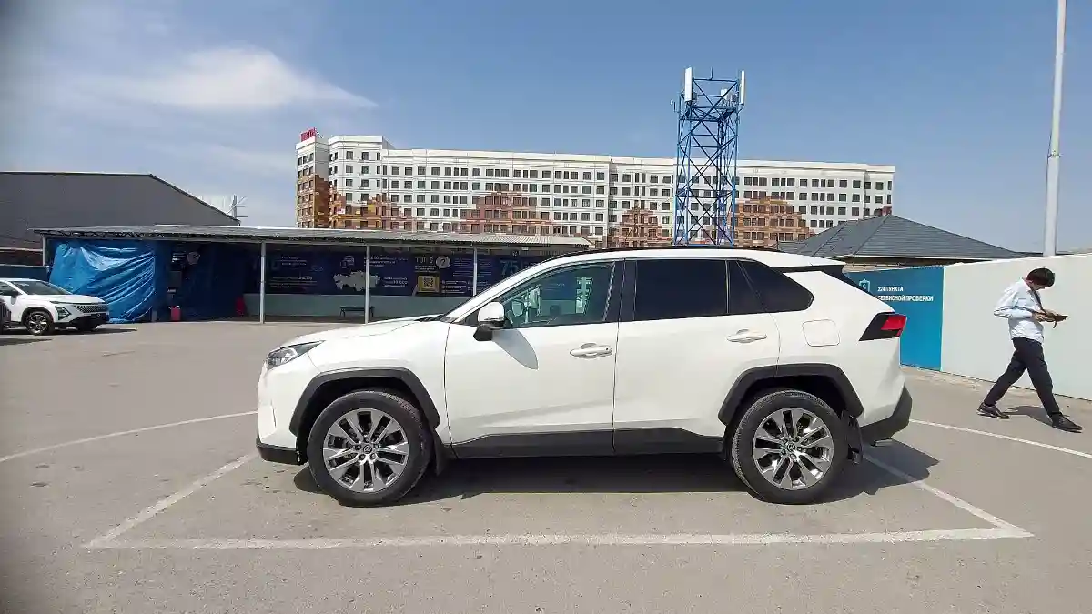 Toyota RAV4 2021 года за 15 000 000 тг. в Шымкент