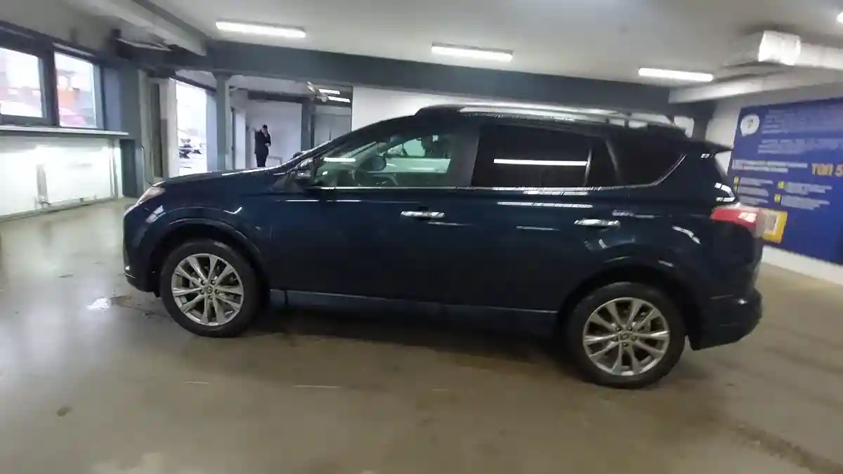 Toyota RAV4 2017 года за 14 000 000 тг. в Астана