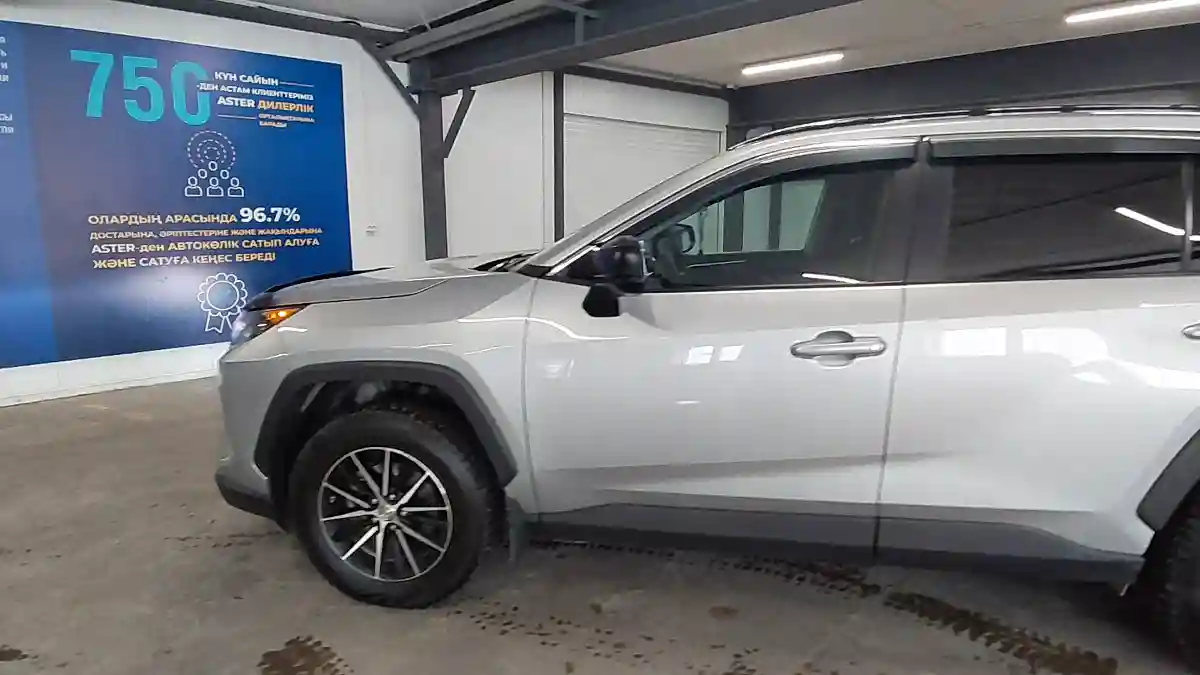 Toyota RAV4 2021 года за 16 000 000 тг. в Астана