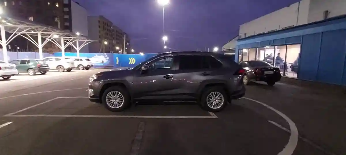 Toyota RAV4 2019 года за 13 400 000 тг. в Алматы