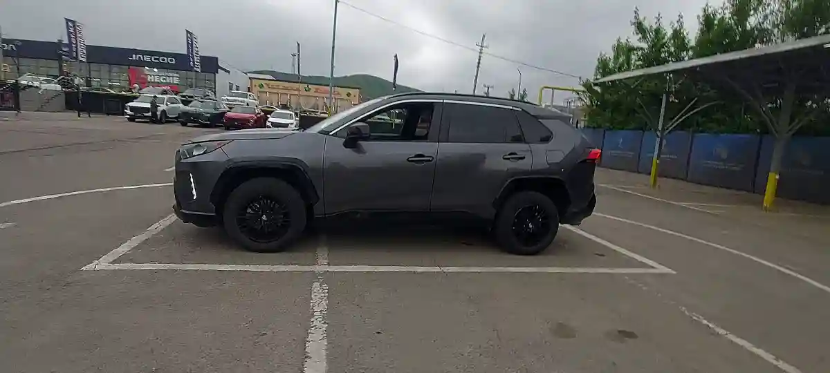 Toyota RAV4 2021 года за 14 000 000 тг. в Алматы