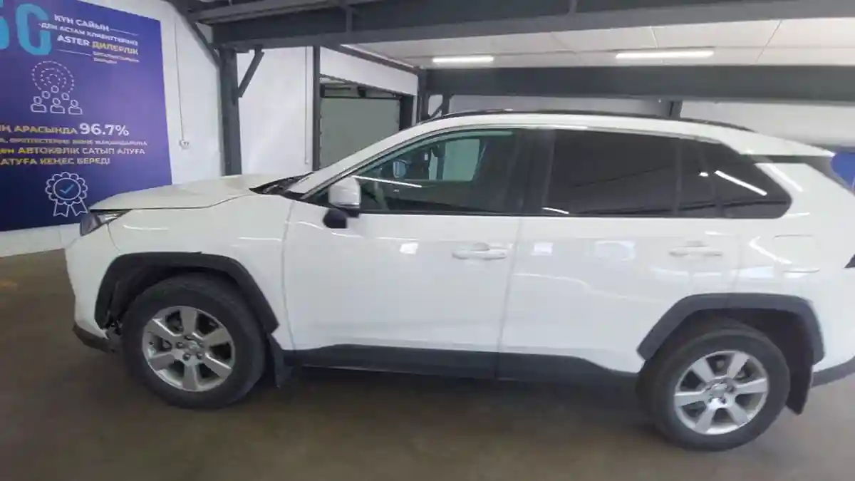 Toyota RAV4 2019 года за 10 000 000 тг. в Астана