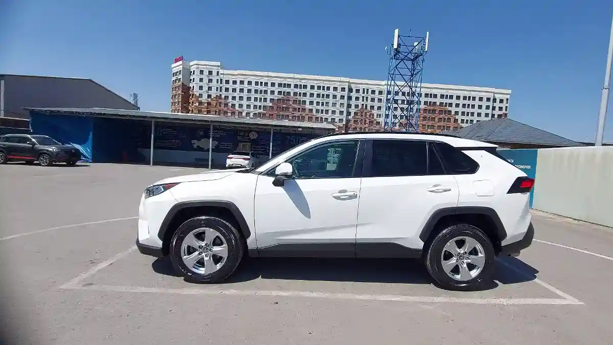 Toyota RAV4 2021 года за 15 600 000 тг. в Шымкент