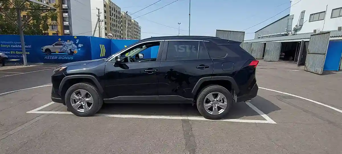 Toyota RAV4 2023 года за 19 000 000 тг. в Алматы