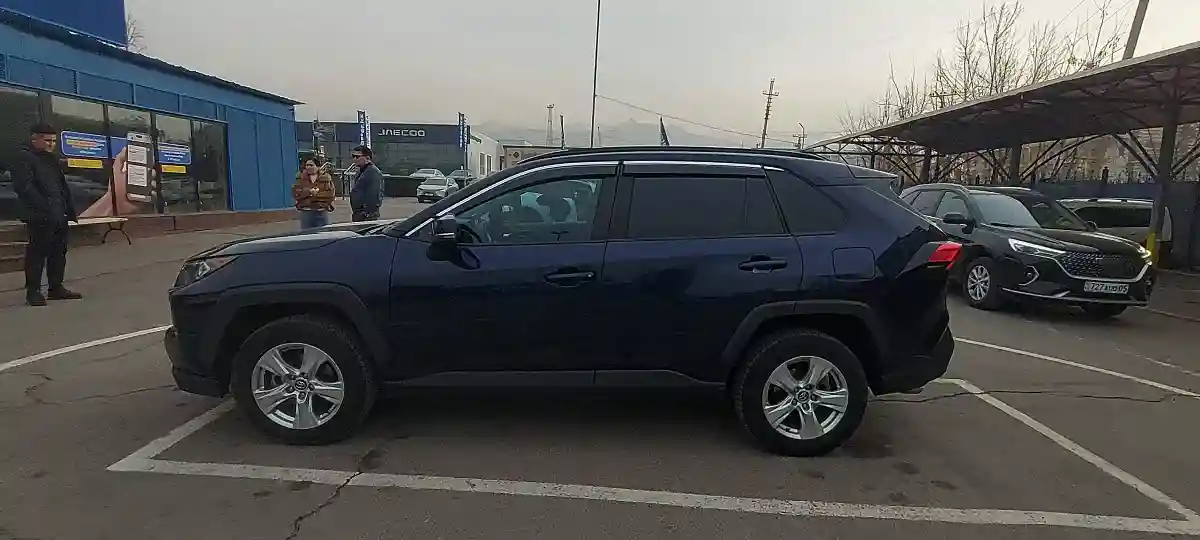 Toyota RAV4 2021 года за 11 000 000 тг. в Алматы