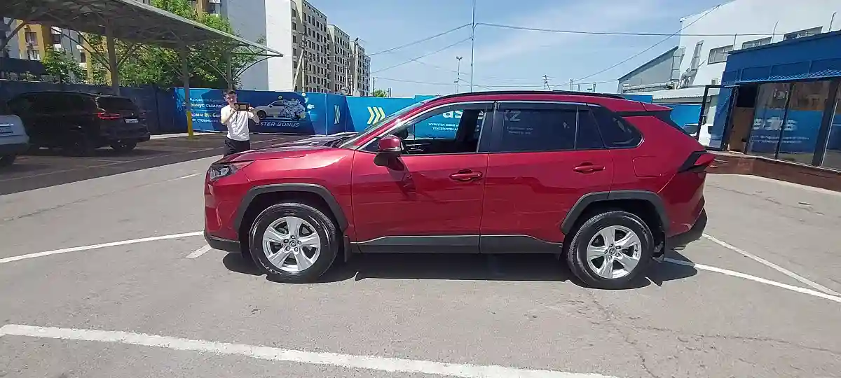 Toyota RAV4 2021 года за 14 500 000 тг. в Алматы