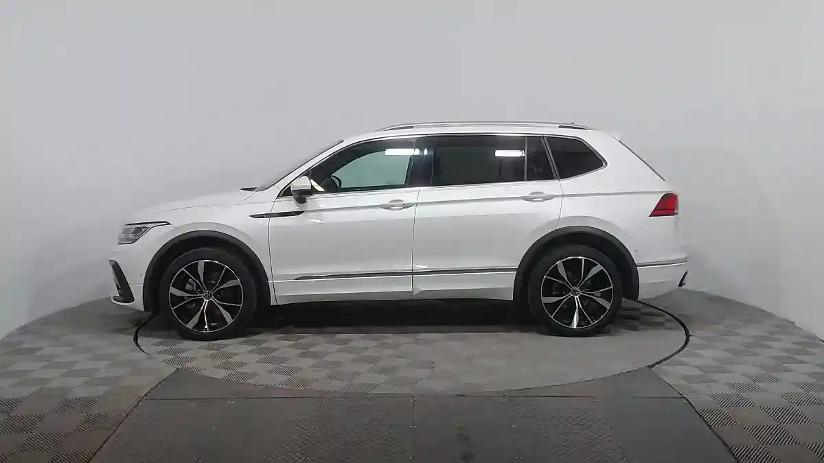 Volkswagen Tiguan 2023 года за 19 500 000 тг. в Астана
