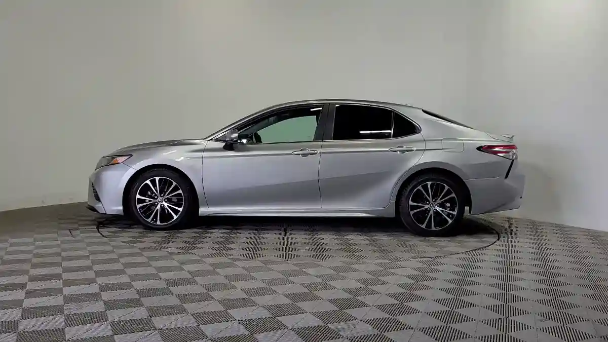 Toyota Camry 2019 года за 10 220 000 тг. в Алматы