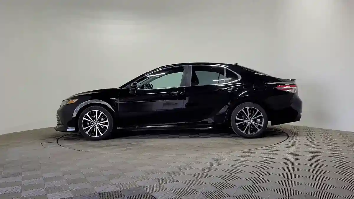 Toyota Camry 2019 года за 10 990 000 тг. в Алматы