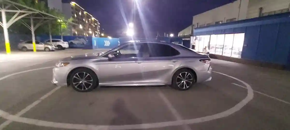 Toyota Camry 2019 года за 12 000 000 тг. в Алматы