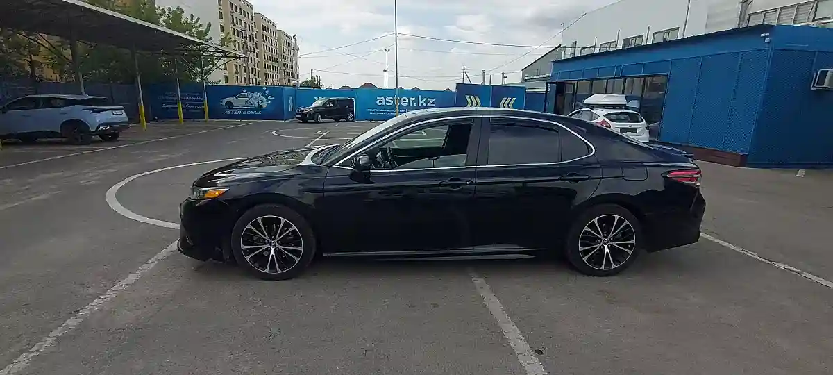 Toyota Camry 2018 года за 13 000 000 тг. в Алматы