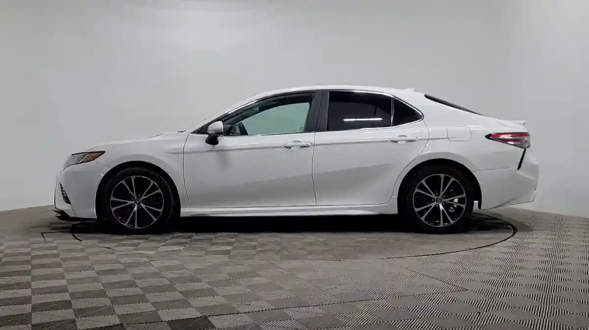 Toyota Camry 2018 года за 10 190 000 тг. в Алматы