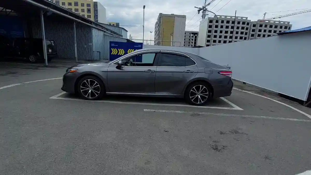 Toyota Camry 2017 года за 10 500 000 тг. в Алматы