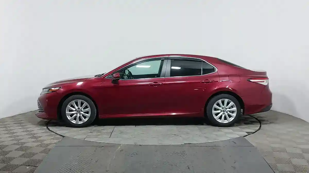 Toyota Camry 2018 года за 10 950 000 тг. в Астана