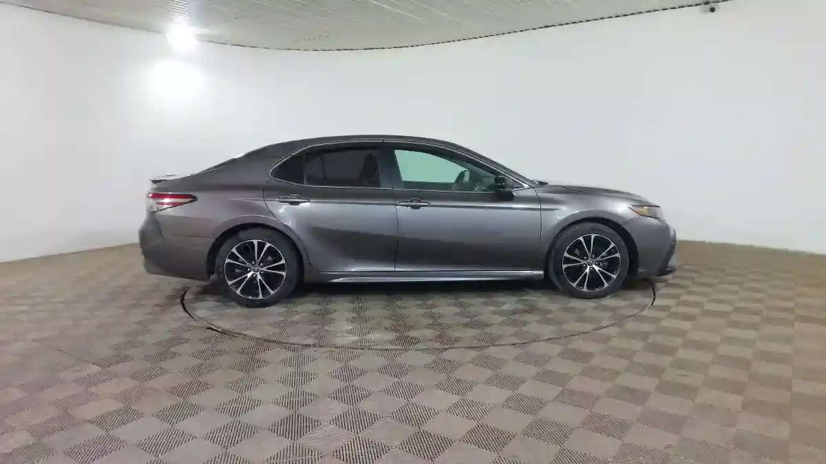 Toyota Camry 2017 года за 11 290 000 тг. в Шымкент