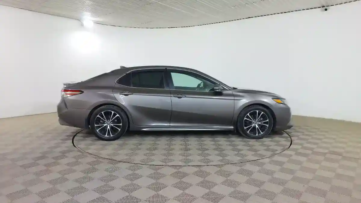Toyota Camry 2018 года за 11 990 000 тг. в Шымкент