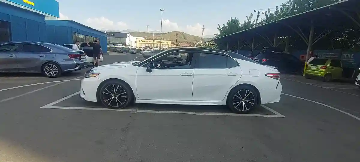 Toyota Camry 2019 года за 11 000 000 тг. в Алматы
