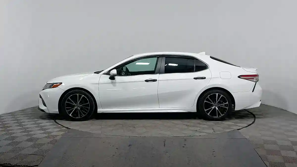 Toyota Camry 2018 года за 11 590 000 тг. в Астана