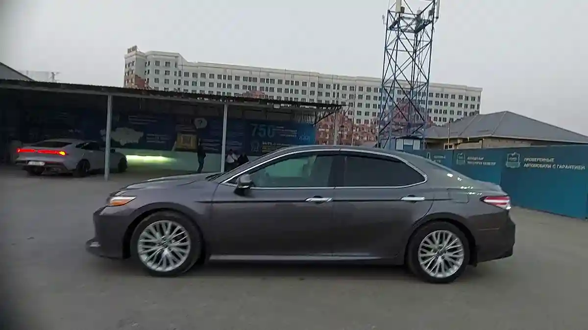 Toyota Camry 2018 года за 13 500 000 тг. в Шымкент