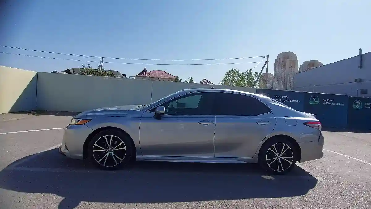 Toyota Camry 2018 года за 11 000 000 тг. в Шымкент