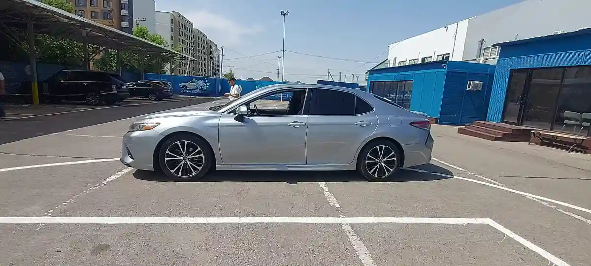 Toyota Camry 2019 года за 11 000 000 тг. в Алматы