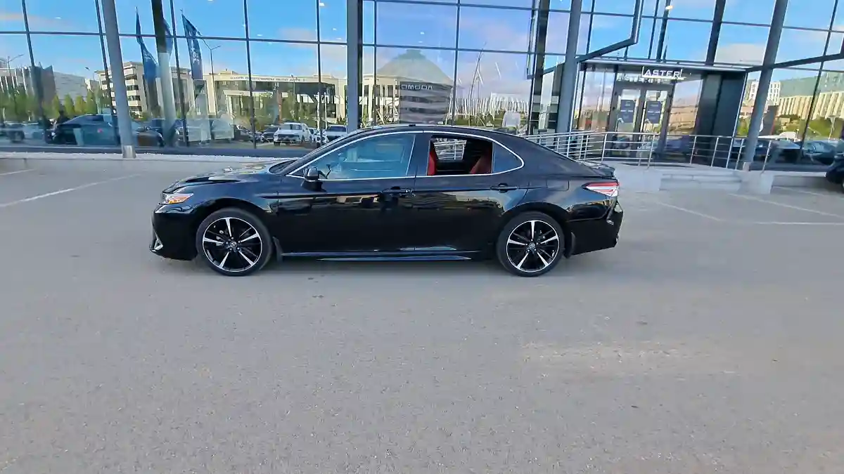 Toyota Camry 2019 года за 14 948 000 тг. в Астана