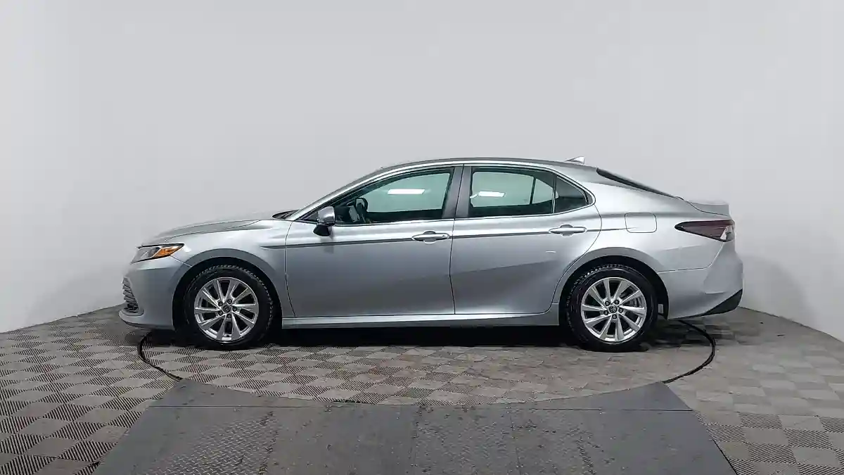 Toyota Camry 2021 года за 12 200 000 тг. в Астана