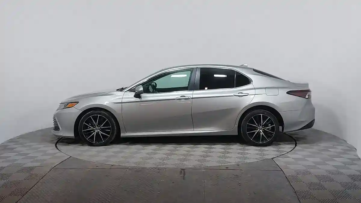 Toyota Camry 2021 года за 11 840 000 тг. в Астана