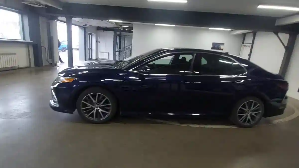 Toyota Camry 2021 года за 14 000 000 тг. в Астана