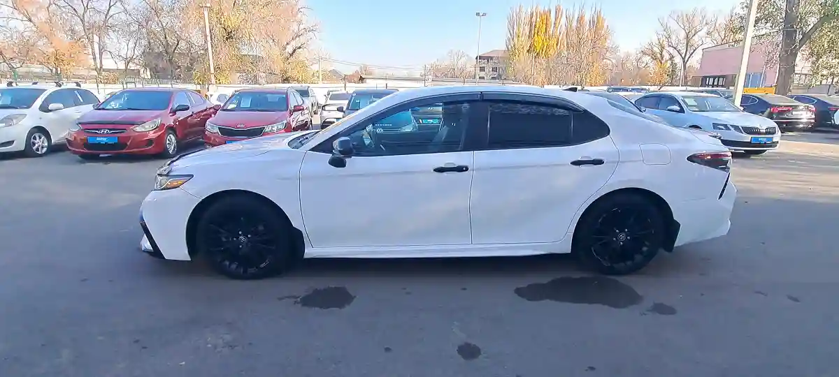 Toyota Camry 2021 года за 11 590 000 тг. в Алматы