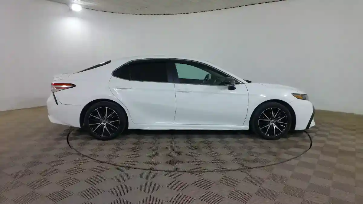 Toyota Camry 2022 года за 12 390 000 тг. в Шымкент
