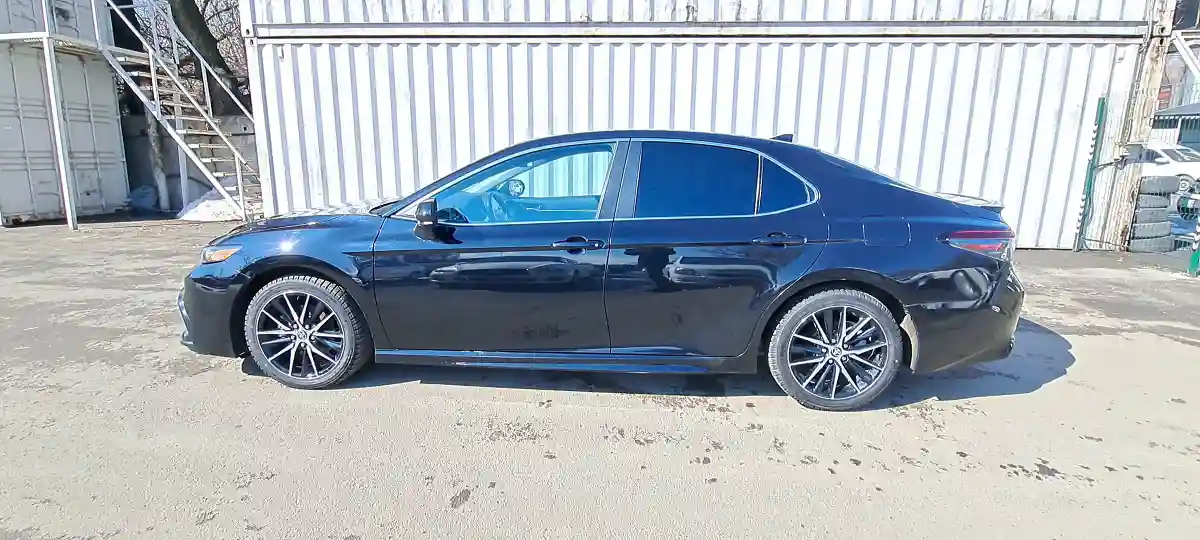 Toyota Camry 2021 года за 12 790 000 тг. в Алматы