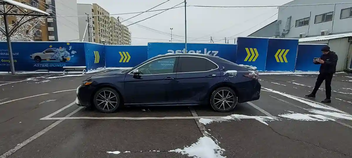 Toyota Camry 2022 года за 13 500 000 тг. в Алматы