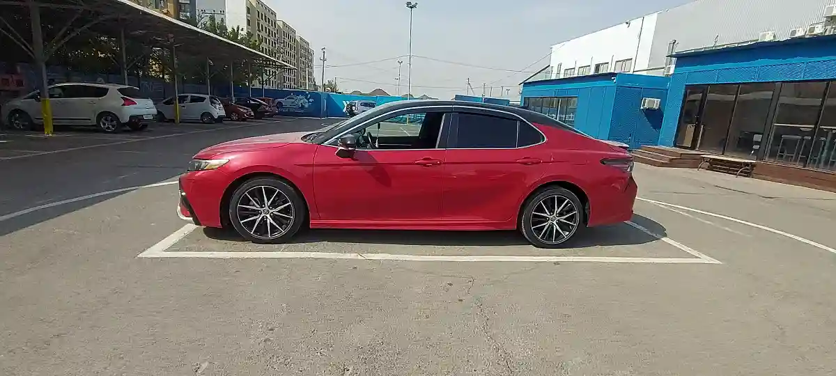Toyota Camry 2022 года за 10 500 000 тг. в Алматы