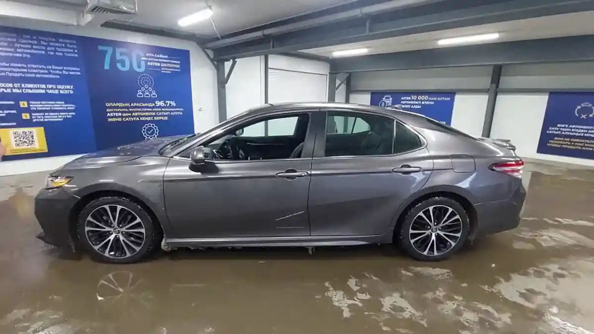 Toyota Camry 2020 года за 14 000 000 тг. в Астана