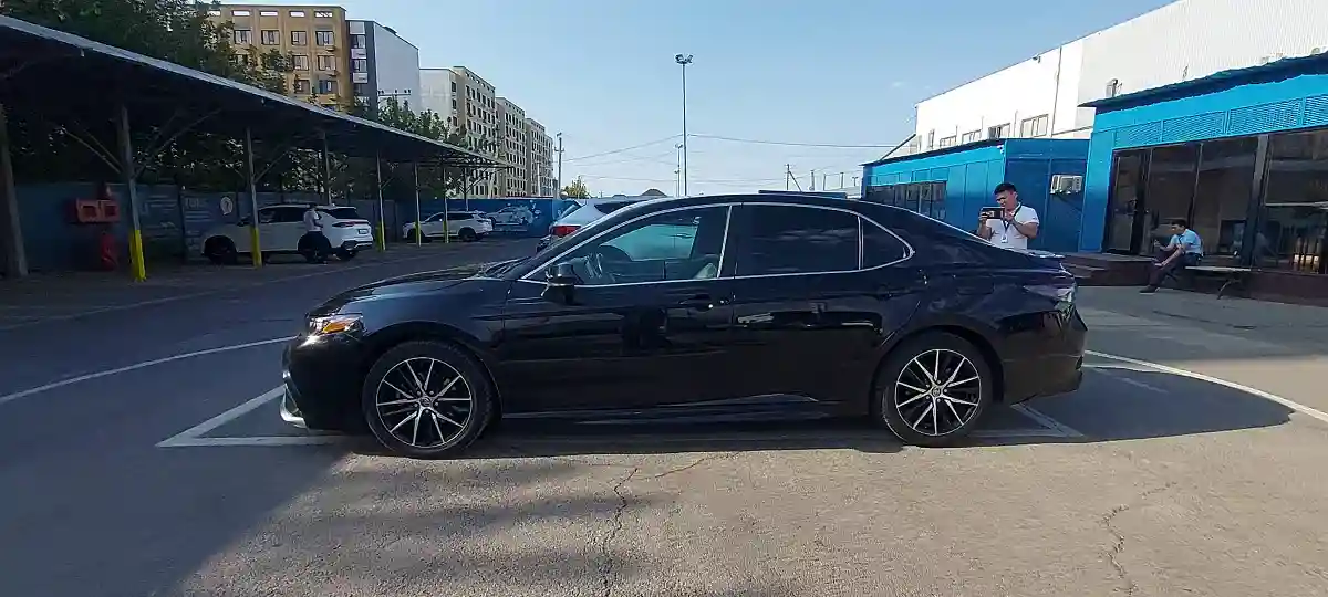 Toyota Camry 2020 года за 12 200 000 тг. в Алматы