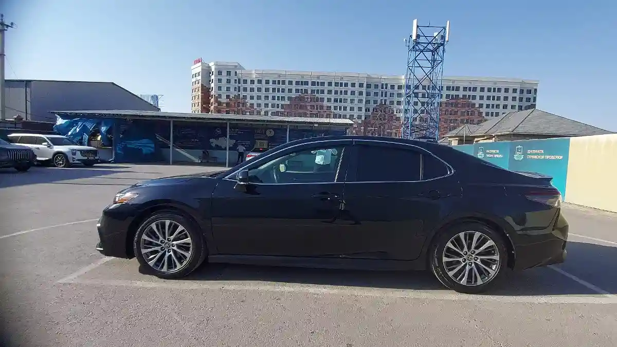 Toyota Camry 2022 года за 13 500 000 тг. в Алматы