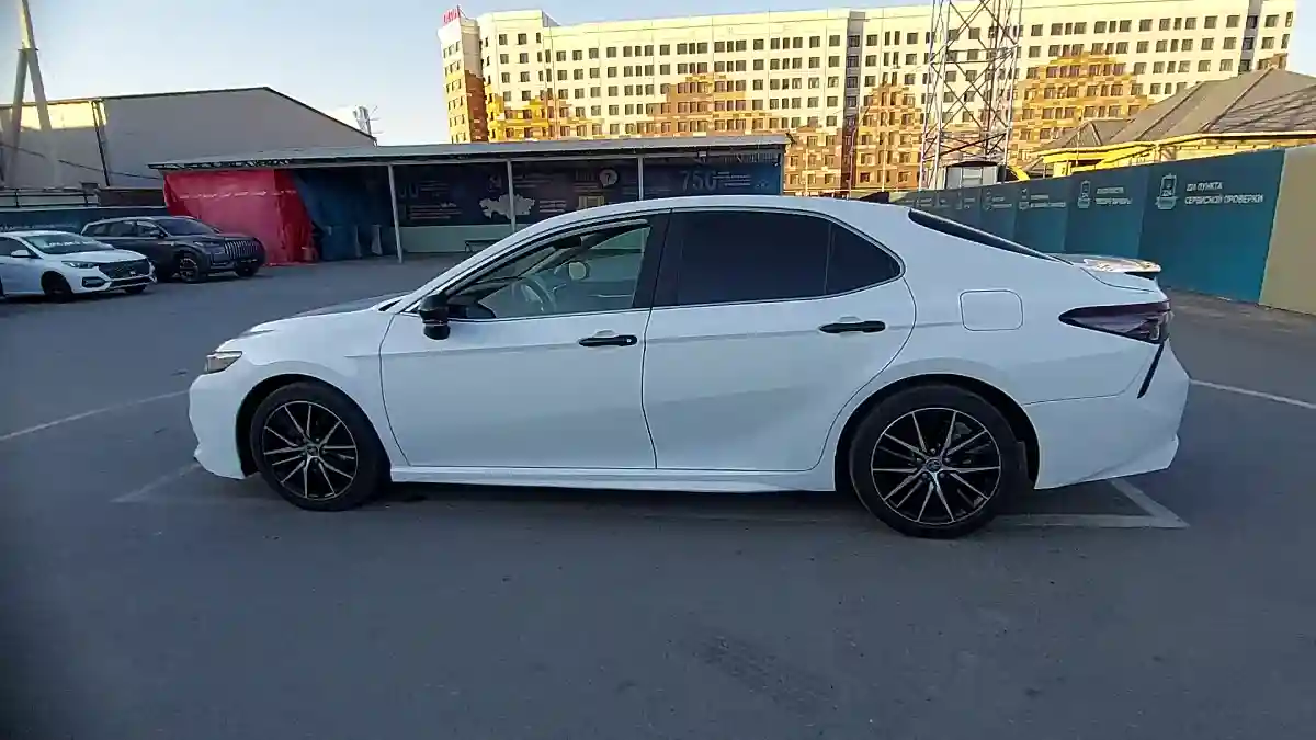 Toyota Camry 2021 года за 14 000 000 тг. в Шымкент