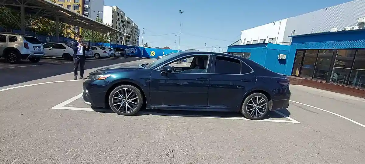 Toyota Camry 2021 года за 12 000 000 тг. в Алматы