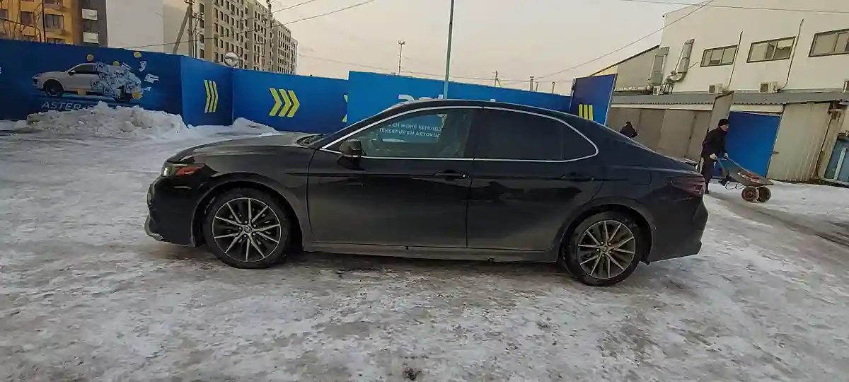 Toyota Camry 2021 года за 13 000 000 тг. в Алматы