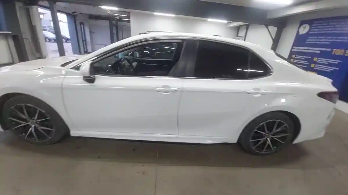 Toyota Camry 2021 года за 12 500 000 тг. в Астана