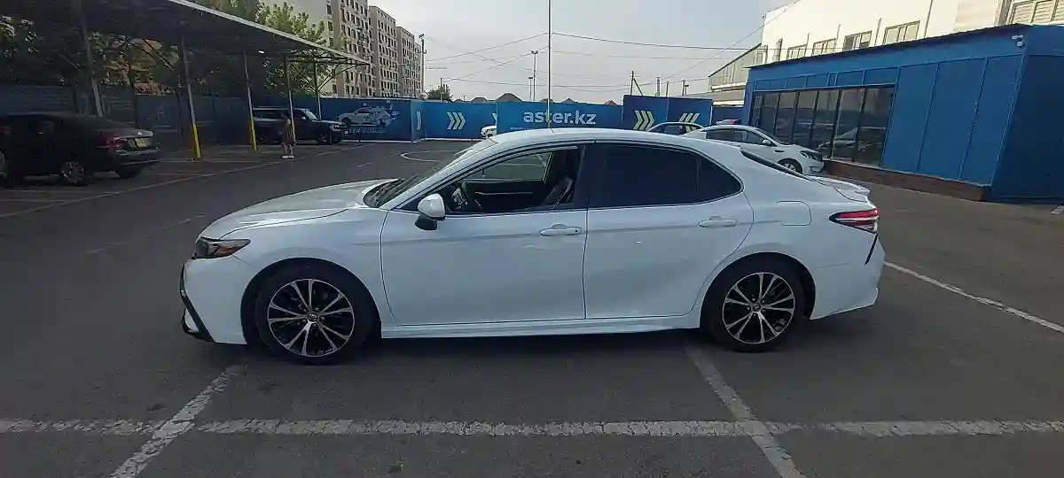 Toyota Camry 2020 года за 12 000 000 тг. в Алматы