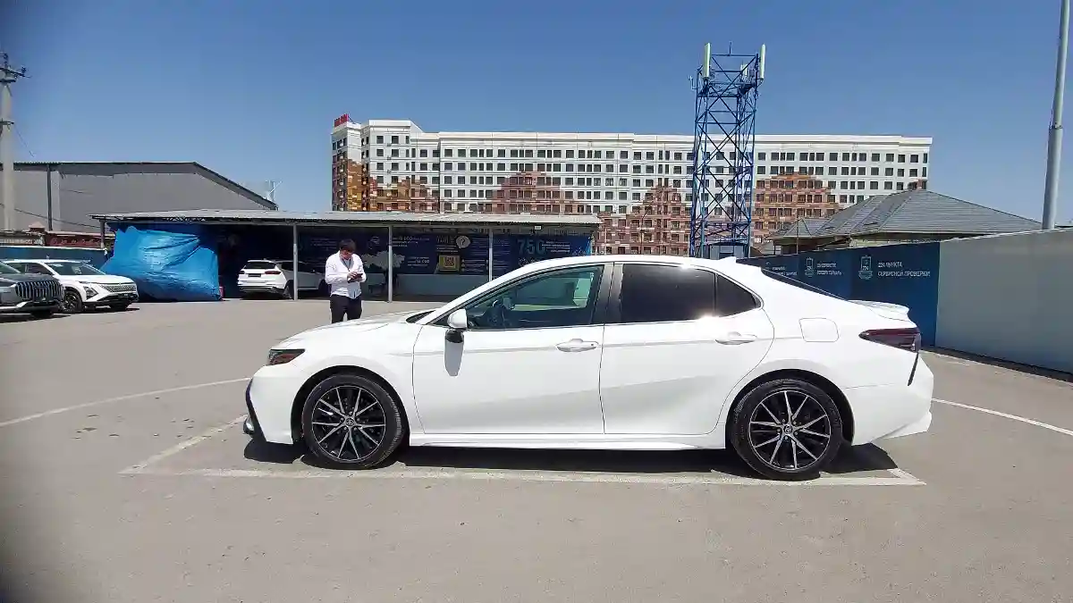 Toyota Camry 2021 года за 13 500 000 тг. в Шымкент