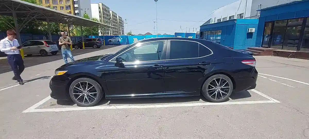 Toyota Camry 2021 года за 13 500 000 тг. в Алматы