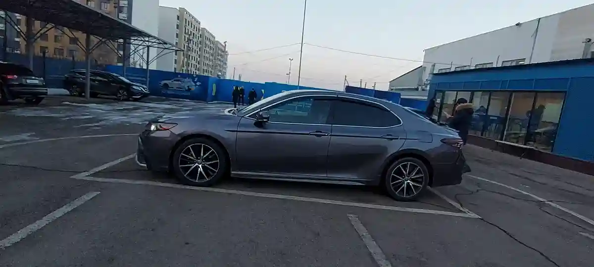 Toyota Camry 2021 года за 12 500 000 тг. в Алматы